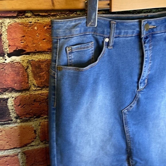 Jones New York Madison Pencil Medium Wash Stretch Jean Skirt Size 10 - Picture 3 of 12